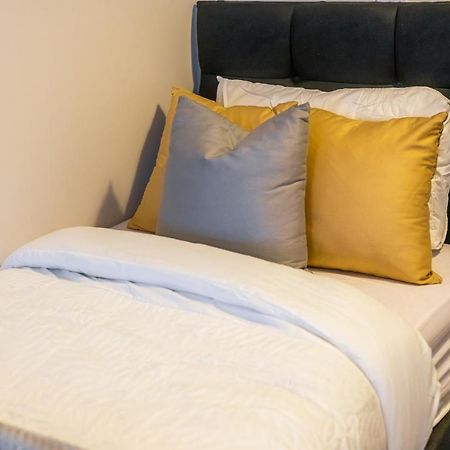 Lovely 4-Sleeper Apartment In Central Slough With Free Parking Exterior foto