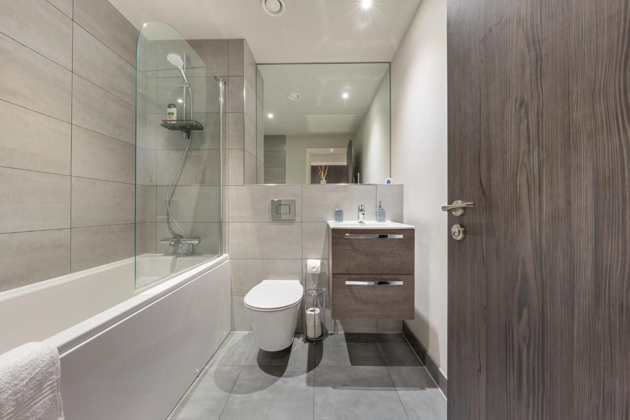 Lovely 4-Sleeper Apartment In Central Slough With Free Parking Exterior foto