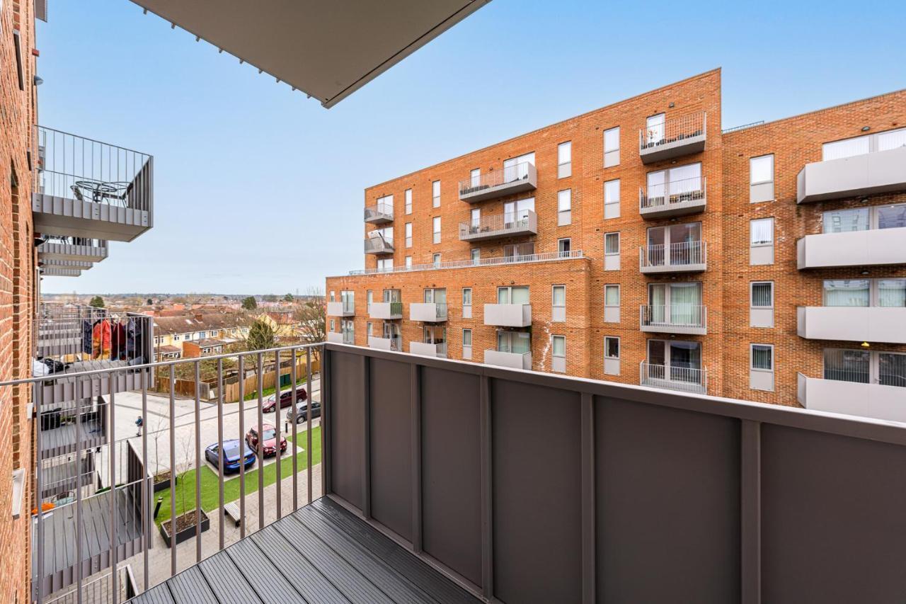 Lovely 4-Sleeper Apartment In Central Slough With Free Parking Exterior foto